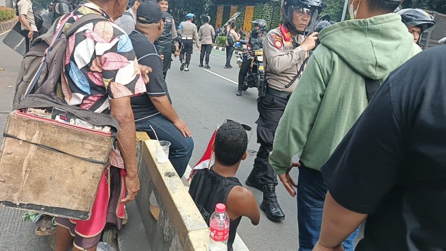Denny Nurjaman, Disabilitas yang ikut Demo di Gedung DPR (25/8) [Selvianus Kopong Basar]